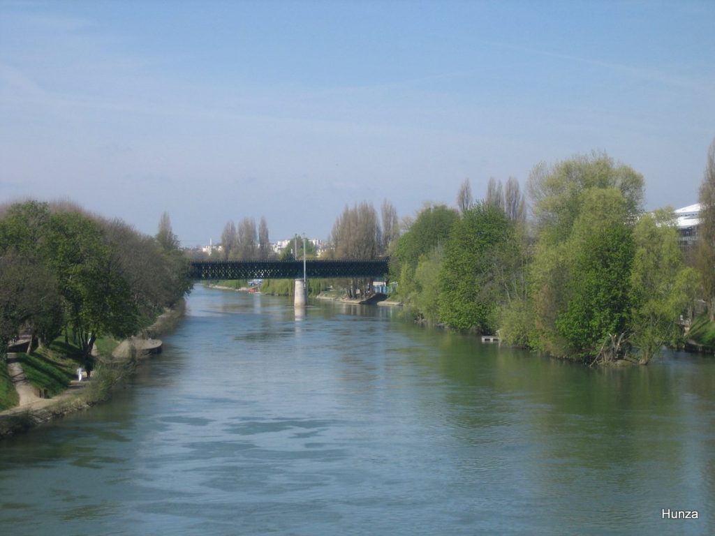 Pont ferroviaire de Champigny-sur-Marne au-dessus de la Marne vu depuis le pont routier de Champigny sur Marne