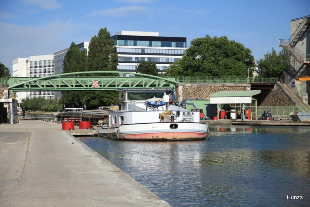 Péniche amarrée près du pont Hippolyte-Boyer sur le canal de l'Ourcq à Pantin