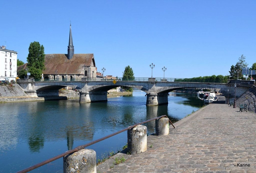 Pont sur l'Yonne et église Saint-Maurice à Sens