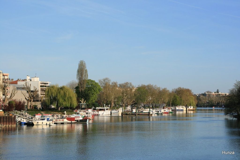 Bateaux de plaisance amarrés au port de Joinville-le-Pont sur les bords de Marne