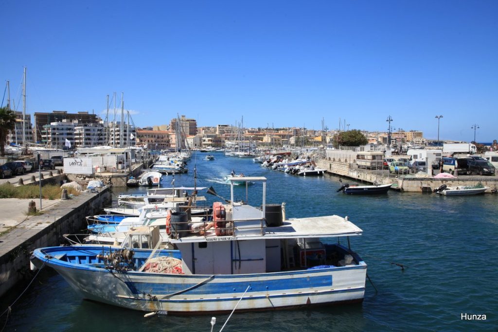 Le port de plaisance de Syracuse situé entre la ville moderne et l'île d'Ortygie.