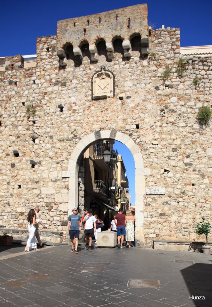 Porta Catania marquant l'entrée du centre historique de Taormine