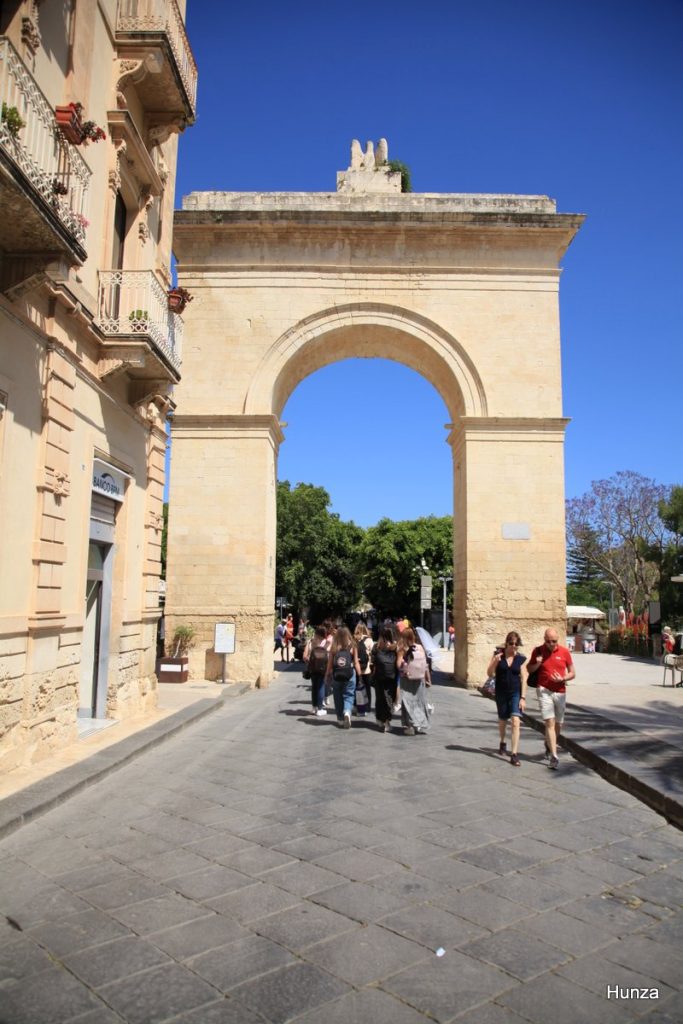 Porta Reale, porte monumentale marquant l'entrée du centre historique de Noto