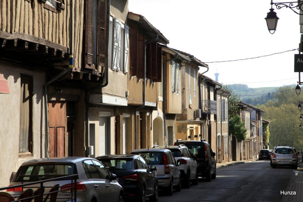 Rue Pierre-Lamaguère à Mirande dans le Gers