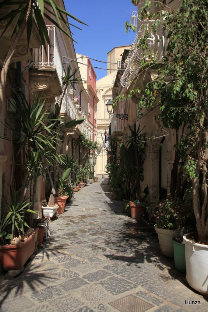 Ruelle fleurie du centre historique d'Ortygie à Syracuse