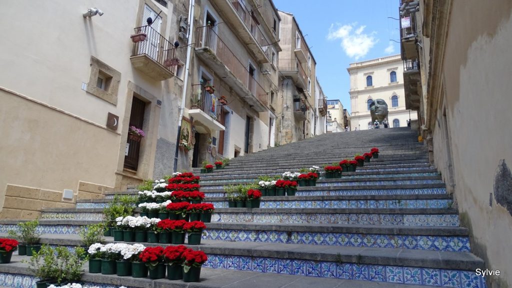 Scala de Caltagirone en Sicile, célèbre escalier décoré de céramiques