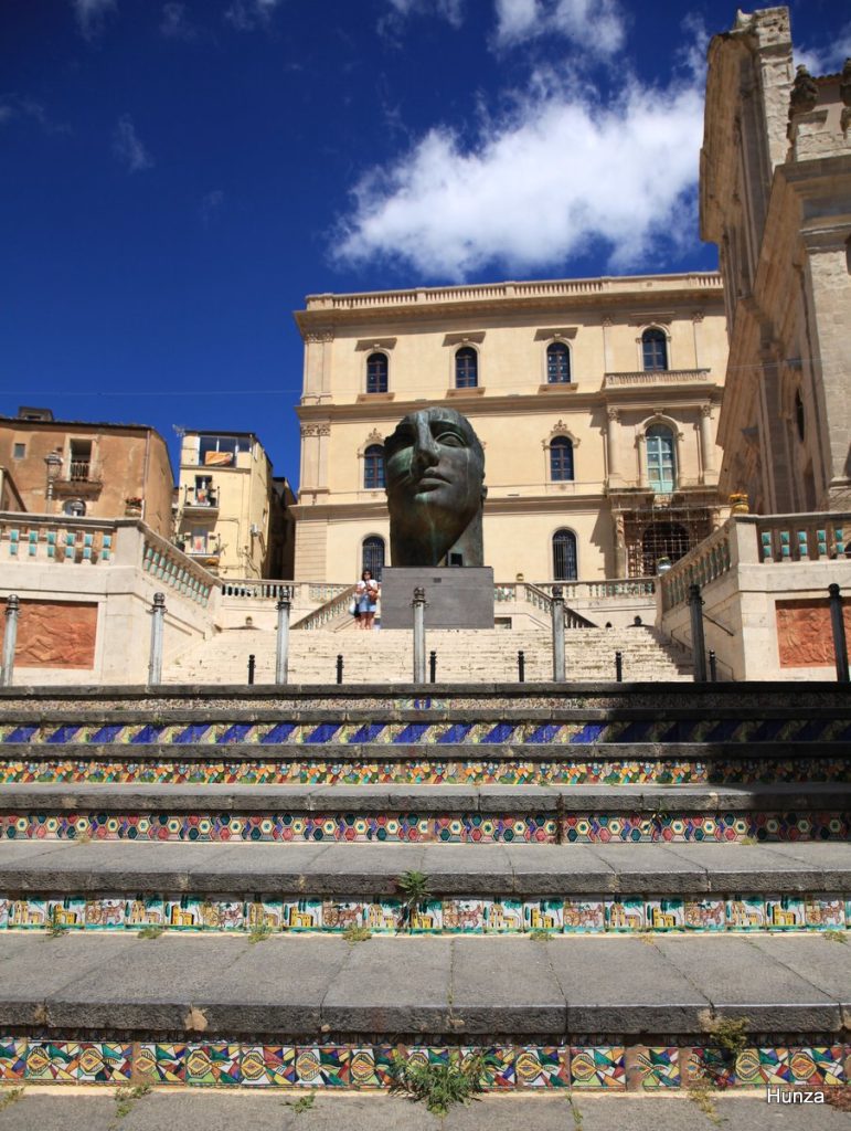 Haut de l'escalier Santa Maria del Monte et ses céramiques colorées à Caltagirone