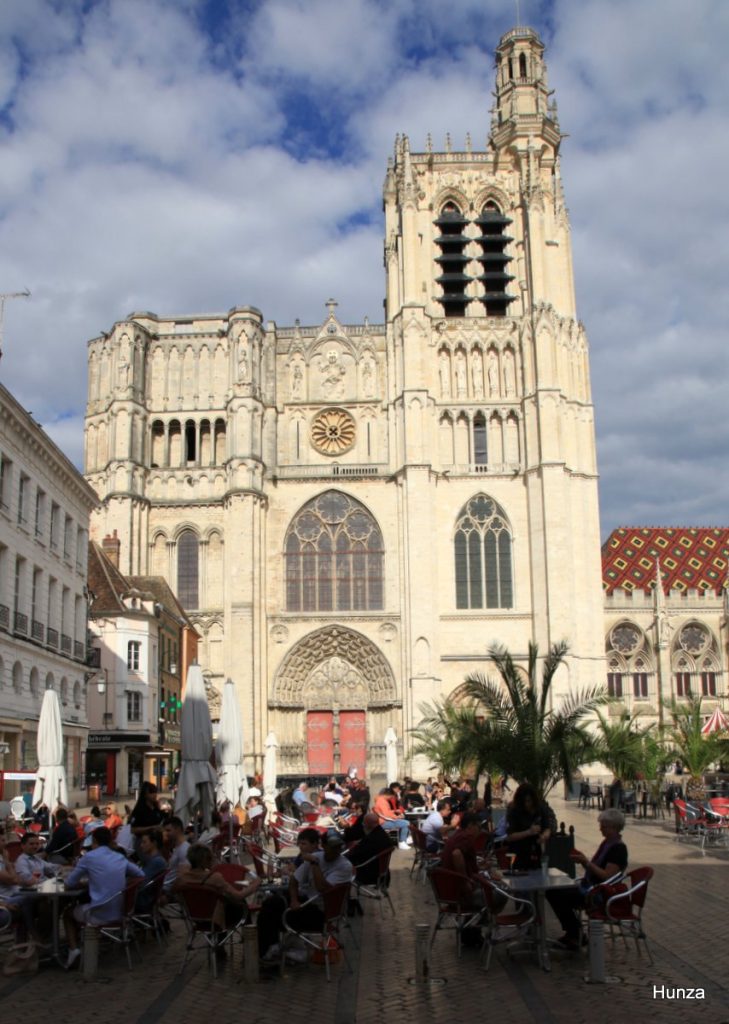 Façade de la cathédrale Saint-Étienne de Sen