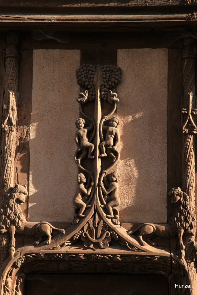 Détail des sculptures en bois de la Maison d'Abraham à Sens