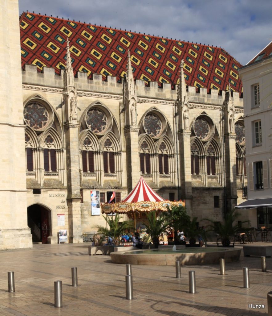 Toiture polychrome du palais synodal à Sens