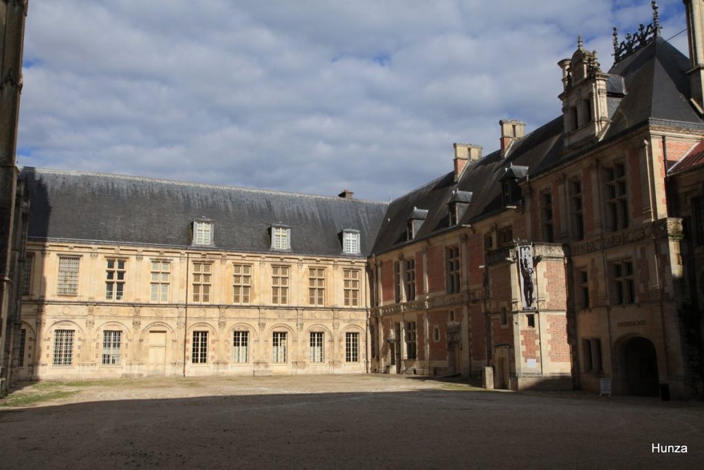 Cour du palais synodal de Sens