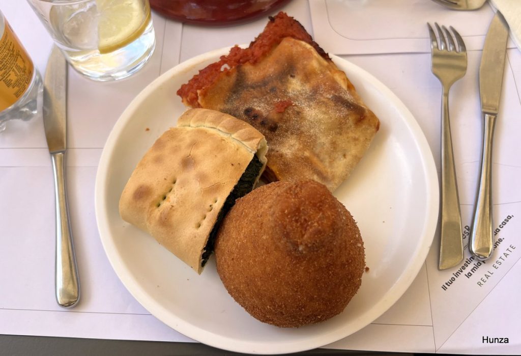 Assiette de spécialités siciliennes avec arancina et scaccia à Raguse