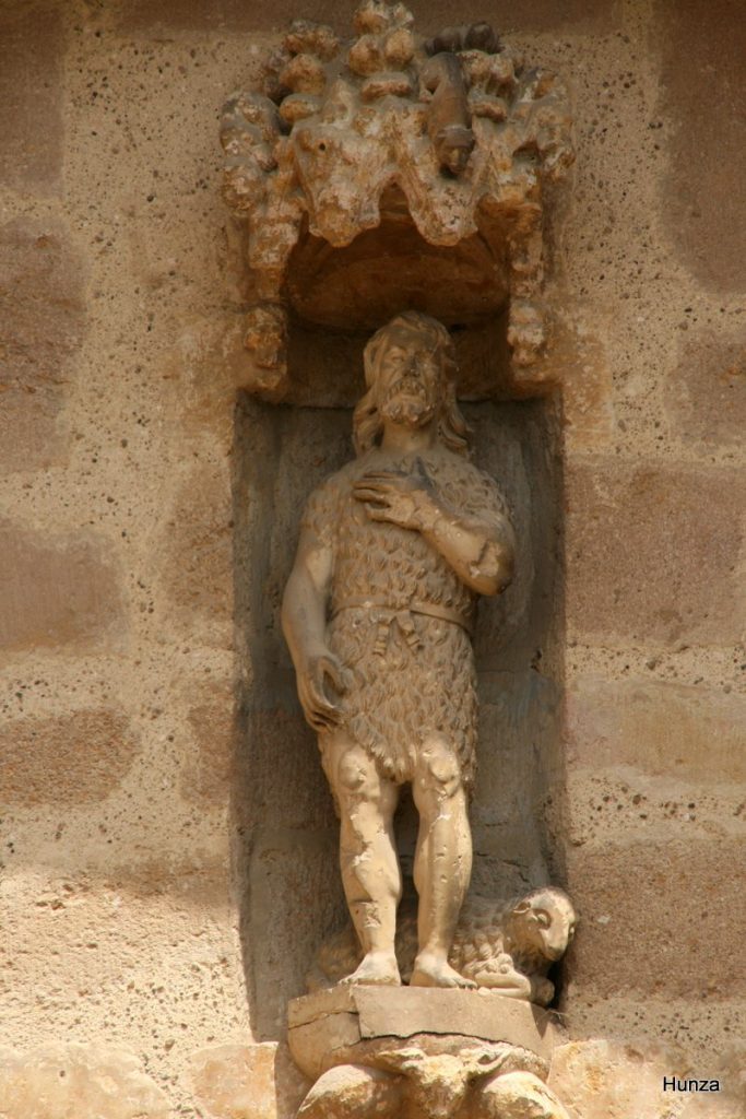 Statue de saint Jean-Baptiste au-dessus du portail méridional de l'église Sainte-Marie à Mirande