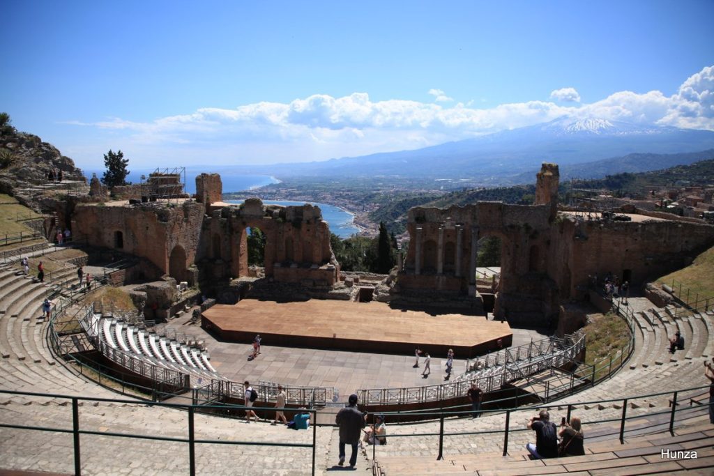 théâtre gréco-romain de Taormine avec l'Etna en arrière-plan
