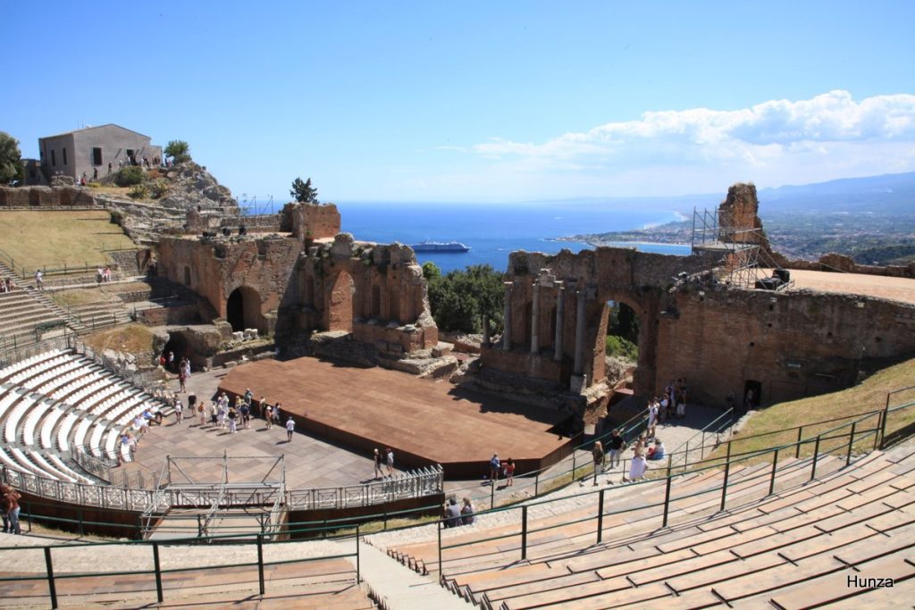Théâtre antique de Taormine dominant la mer Ionienne en Sicile