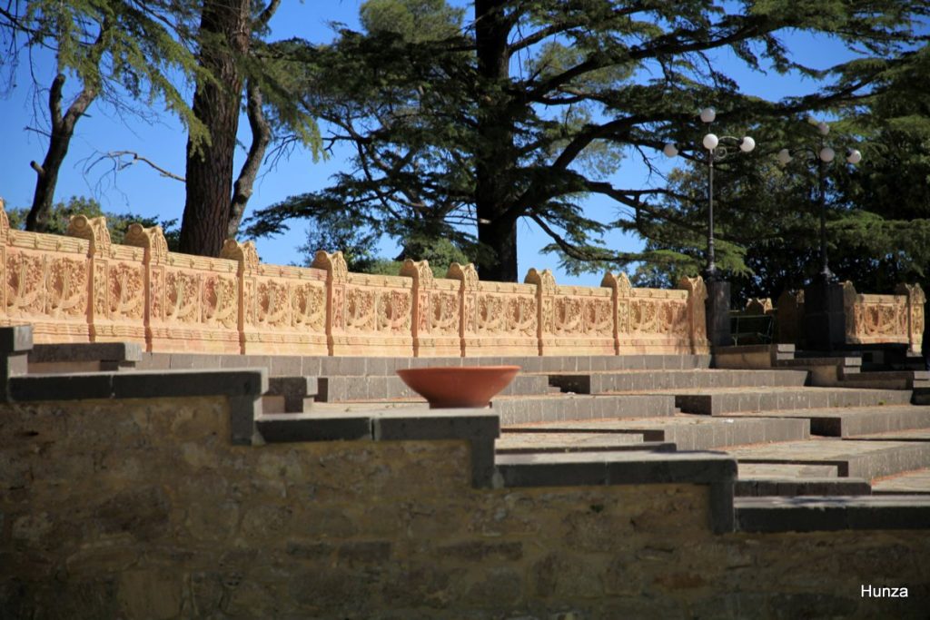 Terrasse du jardin public de Caltagirone décorée de motifs en terre cuite