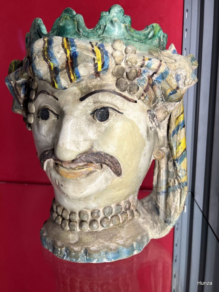 Tête de Maure en céramique exposée au musée de la céramique de Caltagirone