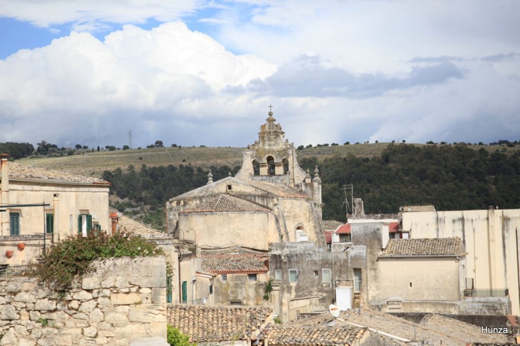 Clocher de la Chiesa di San Giuseppe dominant les toits de Raguse Ibla