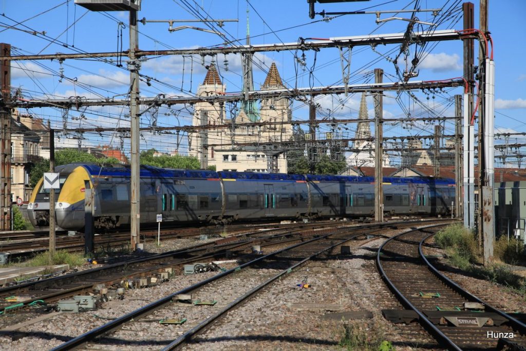 Train TER à l'entrée de la gare de Dijon avec la cathédrale Saint-Bénigne en arrière-plan