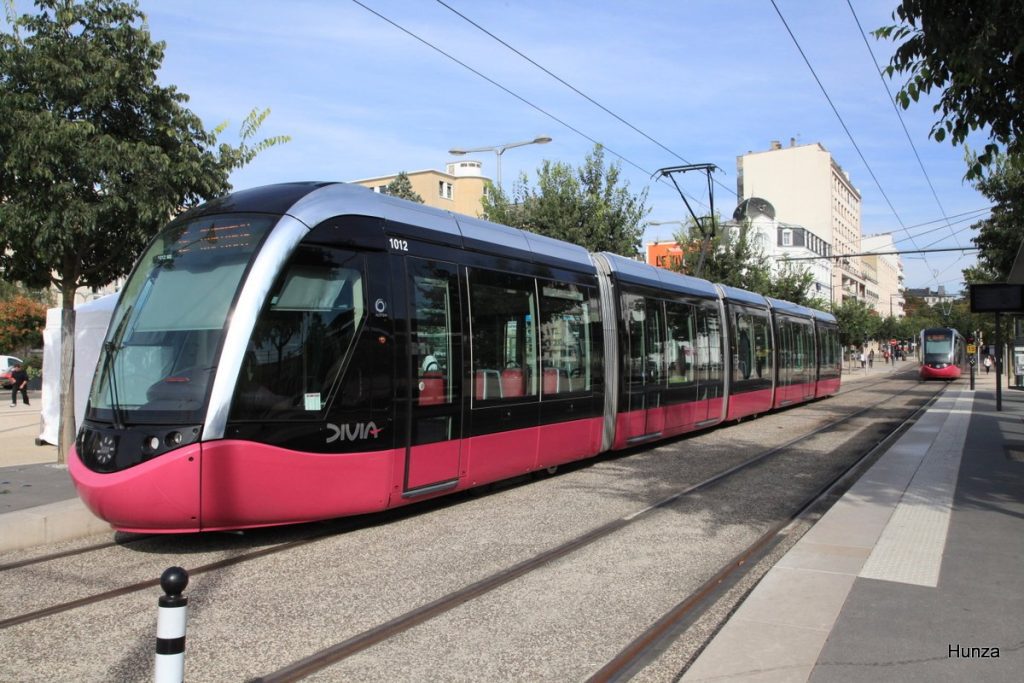 Tramway circulant dans les rues de Dijon