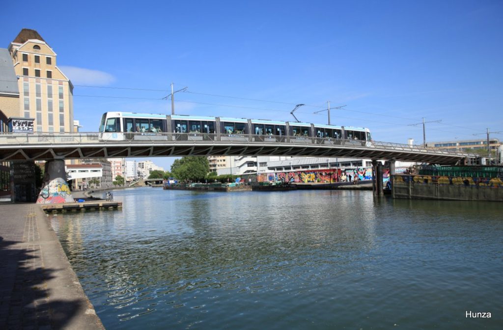 Le tramway T3b franchit le canal de l'Ourcq à Pantin