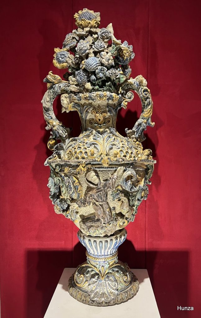 Vase baroque en céramique exposé au musée de la céramique de Caltagirone
