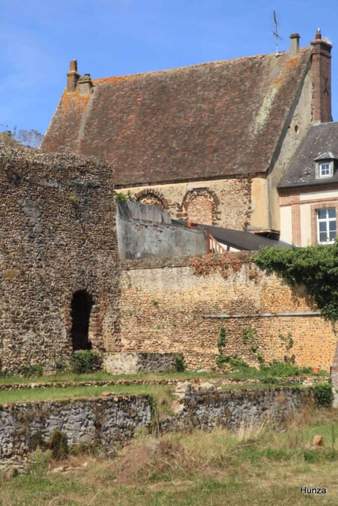 Vestiges des remparts de Verneuil-sur-Avre vus depuis la rue de la Tour Grise