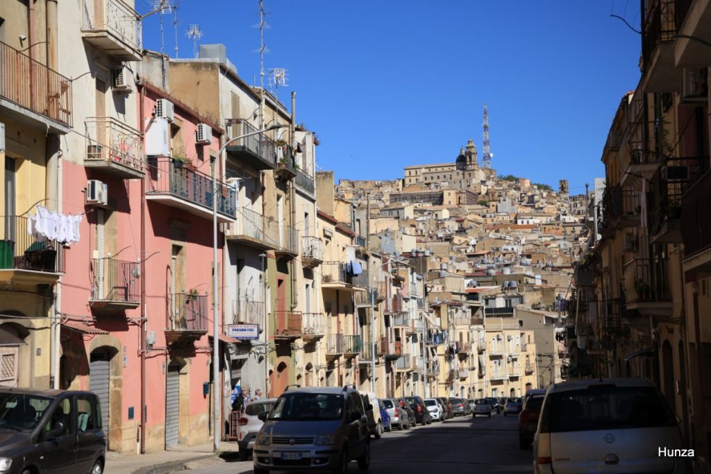 La Via Acquanuova à Caltagirone avec l'église Maria Santissima del Monte en arrière-plan