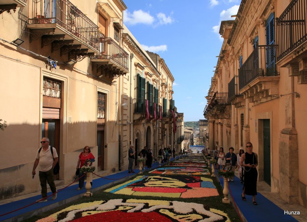 Tapis floral de l'Infiorata dans la Via Corrado Nicolaci à Noto