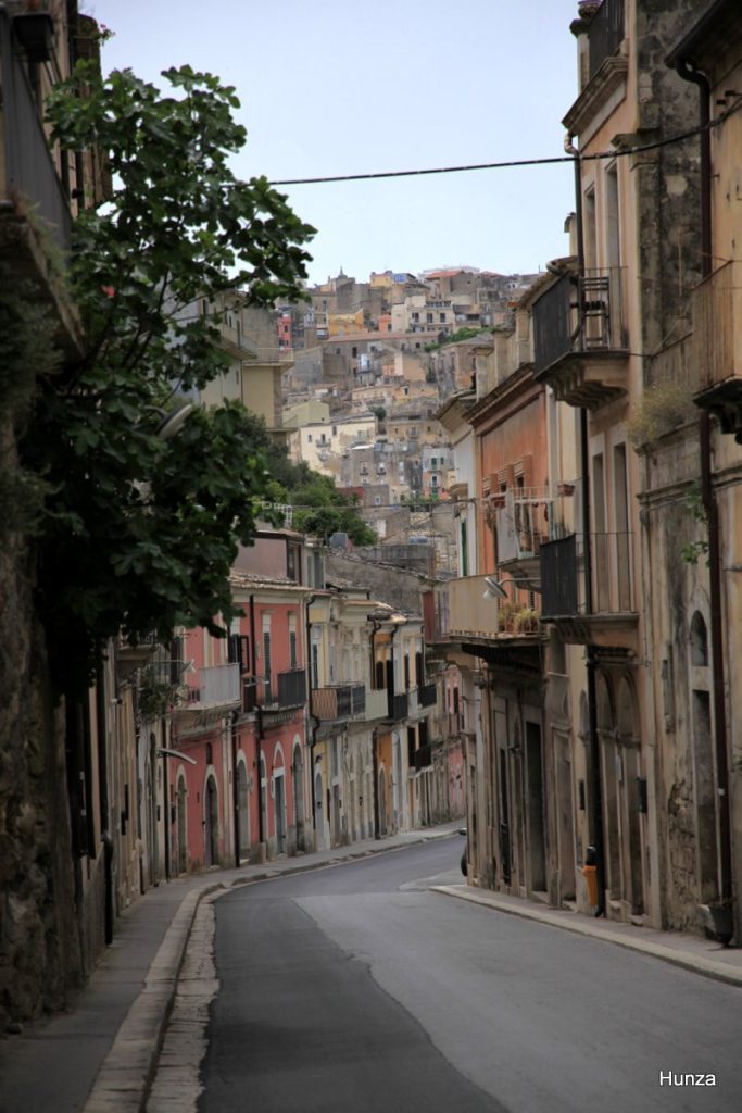Via del Mercato à Raguse avec vue sur les maisons de la ville bâties à flanc de colline