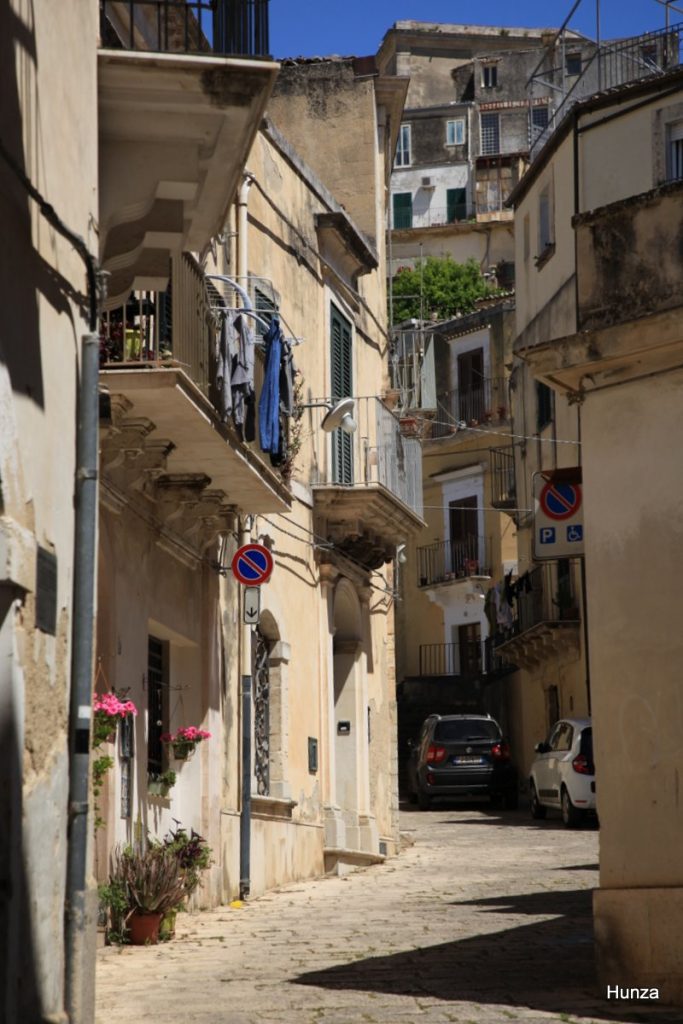 Ruelle étroite de la Via Sant'Agnese à Raguse Ibla