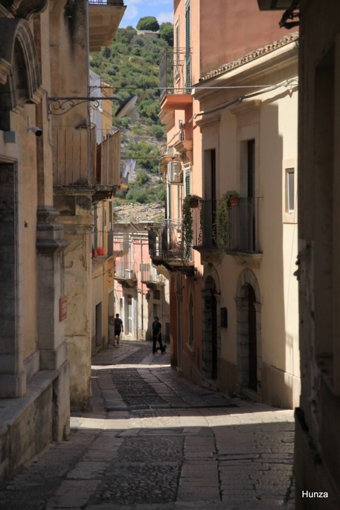 Ambiance typique de la Via XI Febbraio à Raguse Ibla