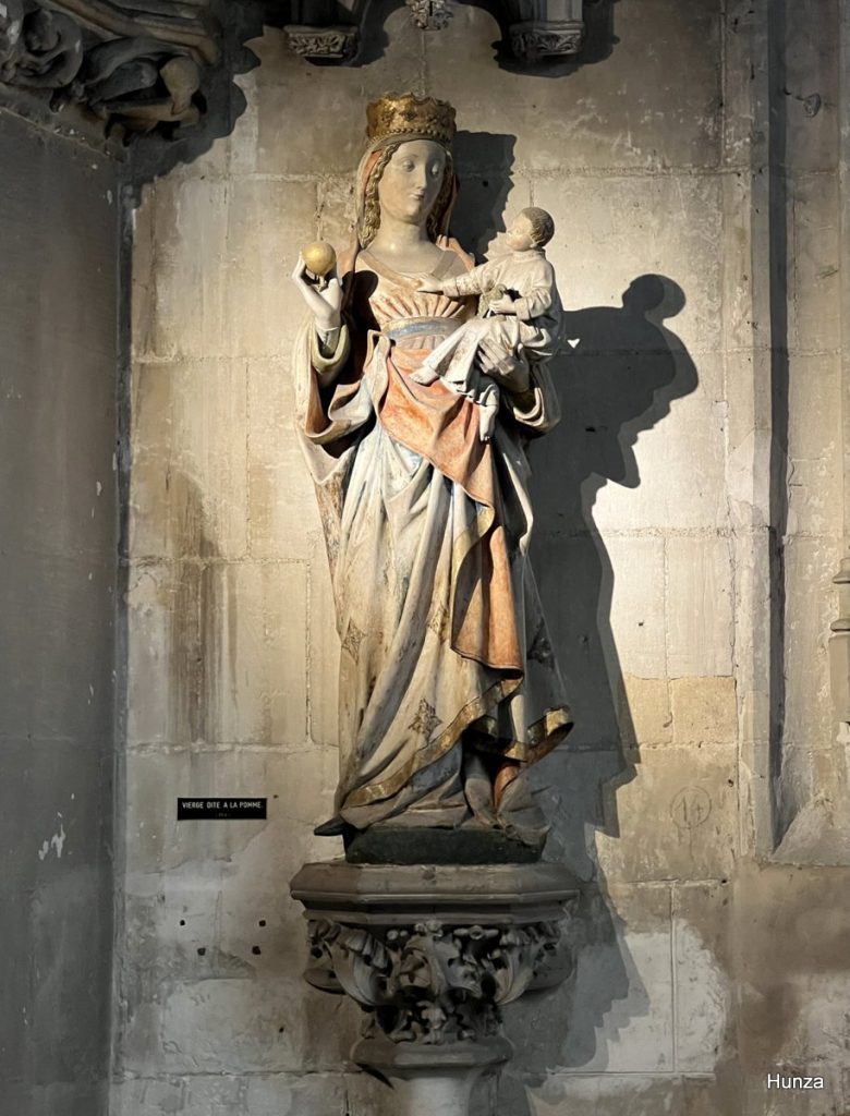 Vierge à la pomme dans l'église Sainte-Madeleine de Verneuil-sur-Avre