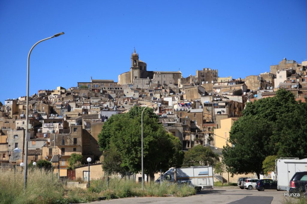 Vue générale du centre historique de Caltagirone dominé par l'église San Francesco d'Assisi