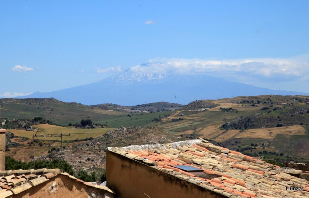 Le volcan Etna vu depuis l'es abords de l'église Santa Maria del Monte à Caltagirone