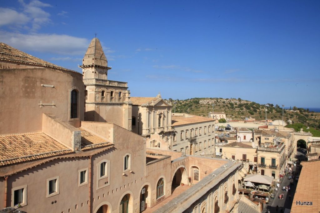 Église San Francesco et monastère du Santissimo Salvatore vus depuis Santa Chiara à Noto