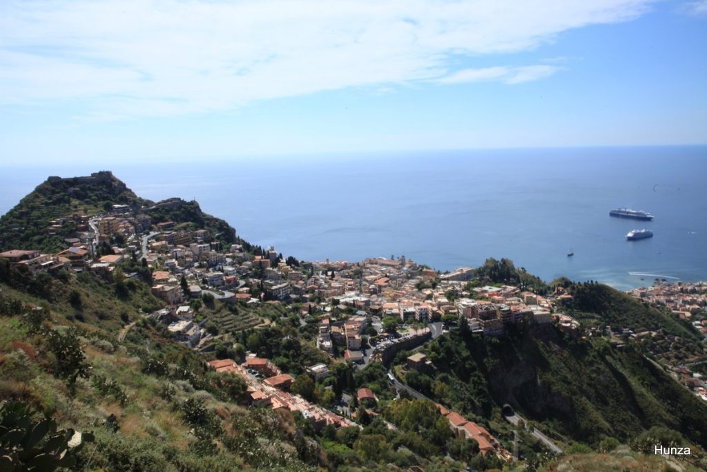 Vue sur Taormine depuis le sentier des Sarrasins, en descendant de Castelmola