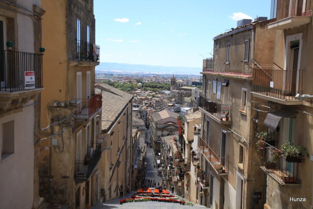 Vue panoramique sur le centre historique de Caltagirone depuis l'escalier Santa Maria del Monte