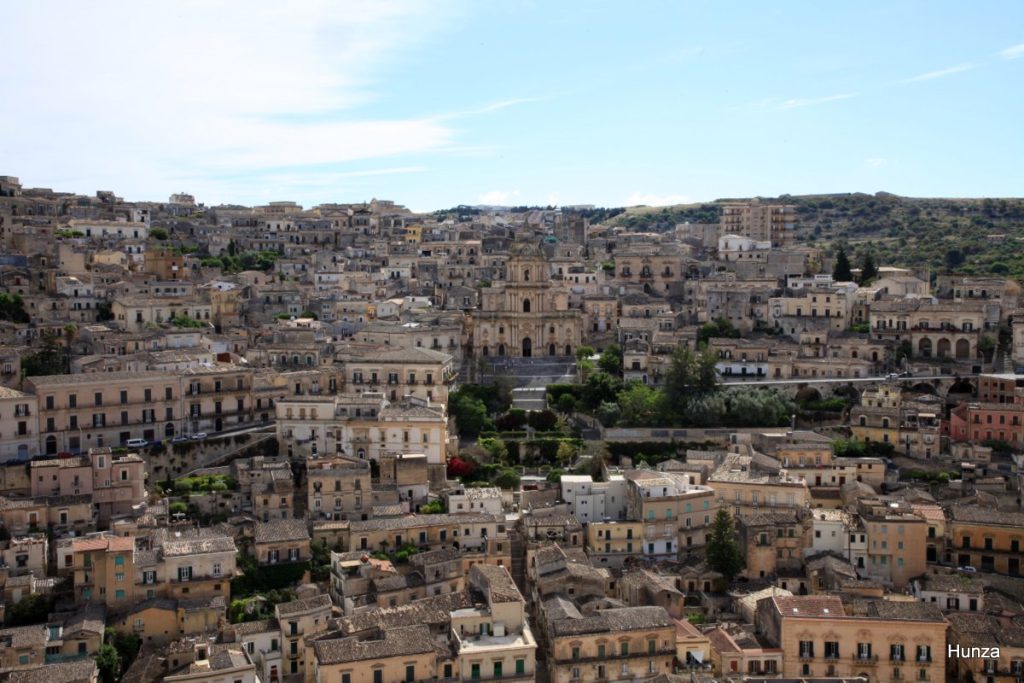 Panorama sur la cathédrale San Giorgio depuis le belvédère San Benedetto à Modica