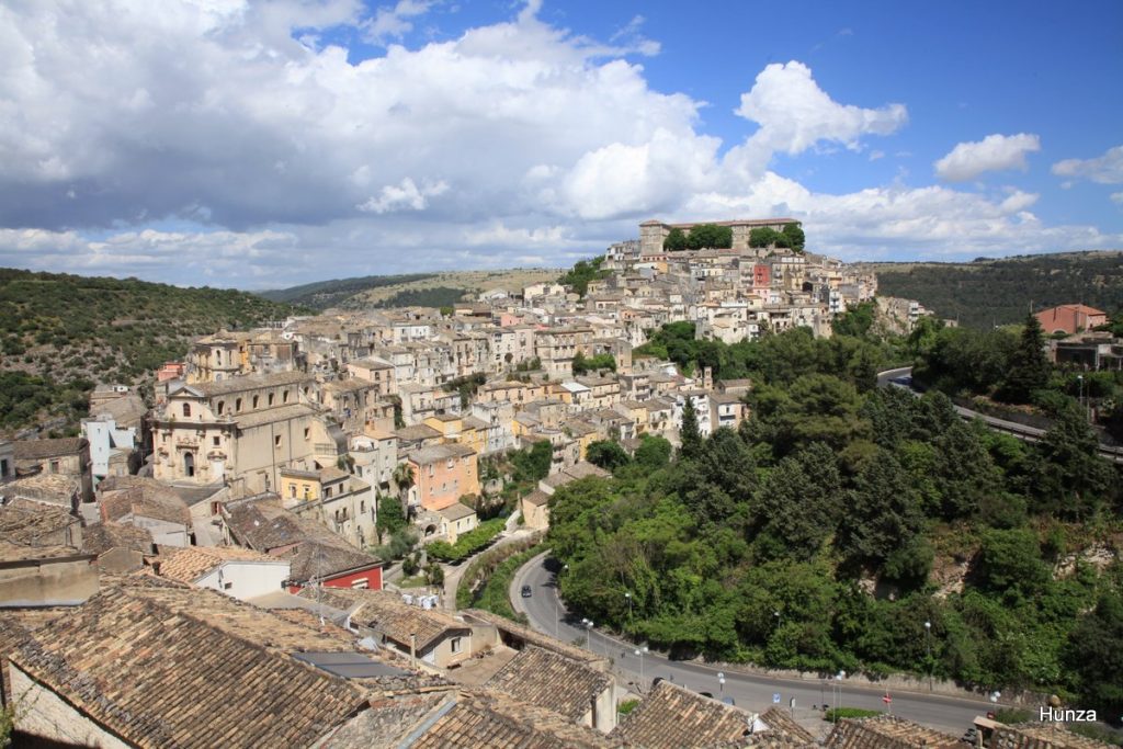 Vue générale de Raguse Ibla perchée au-dessus de la vallée