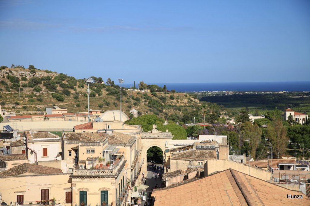 Vue sur la Porta Reale et la mer Ionienne depuis la terrasse de l'église Santa Chiara à Noto