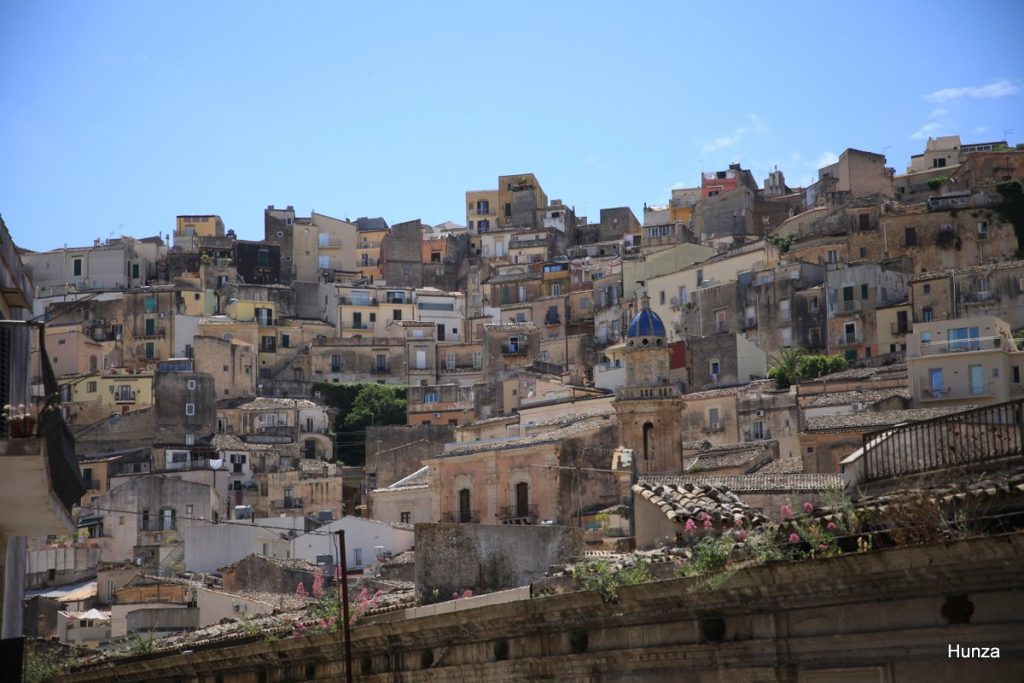 Vue sur les quartiers de Raguse s'élevant vers Ragusa Superiore avec le dôme de Santa Maria dell'Itria