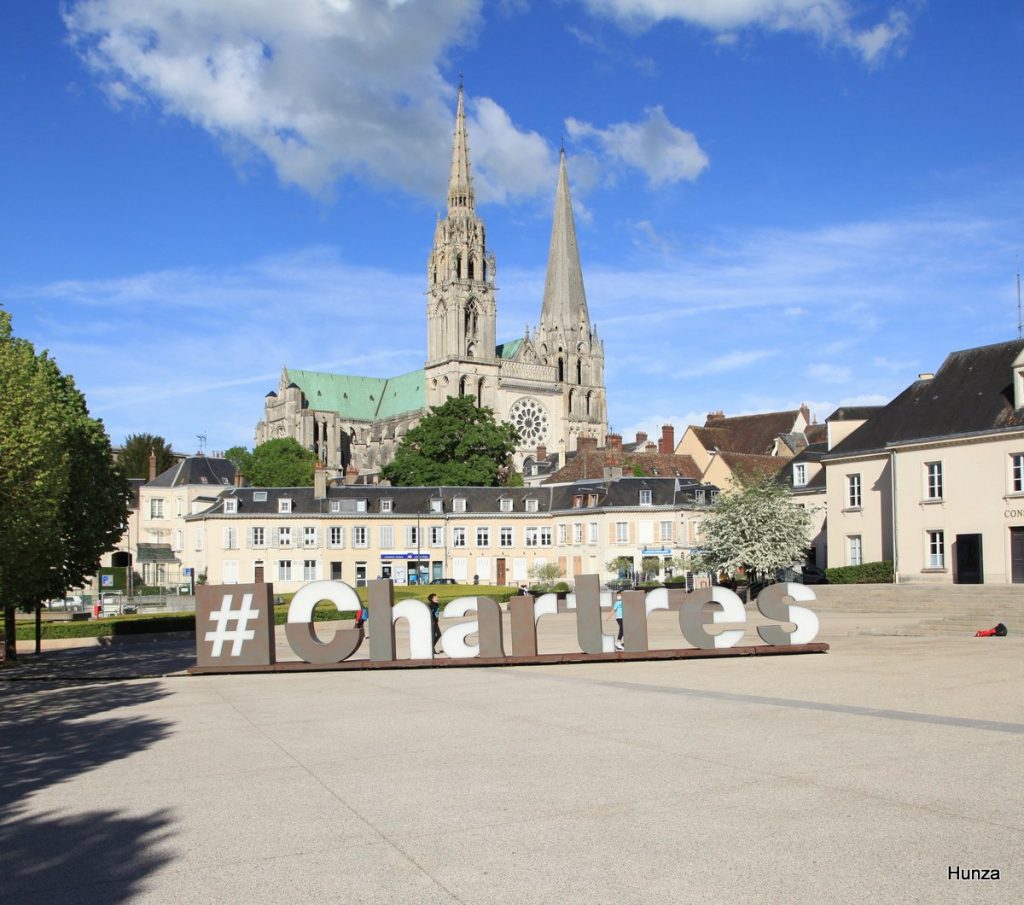 Cathédrale Notre-Dame de Chartres vue depuis la place avec le hashtag #Chartres