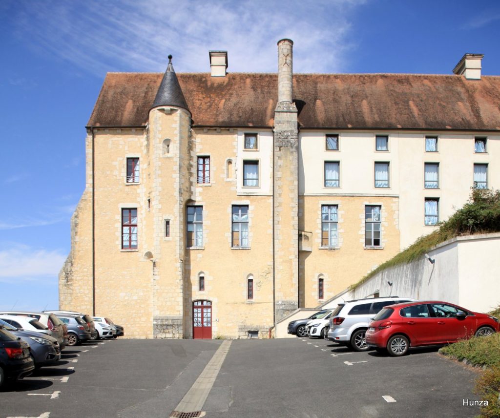 Façade de l'ancienne abbaye Saint-Séverin à Château-Landon
