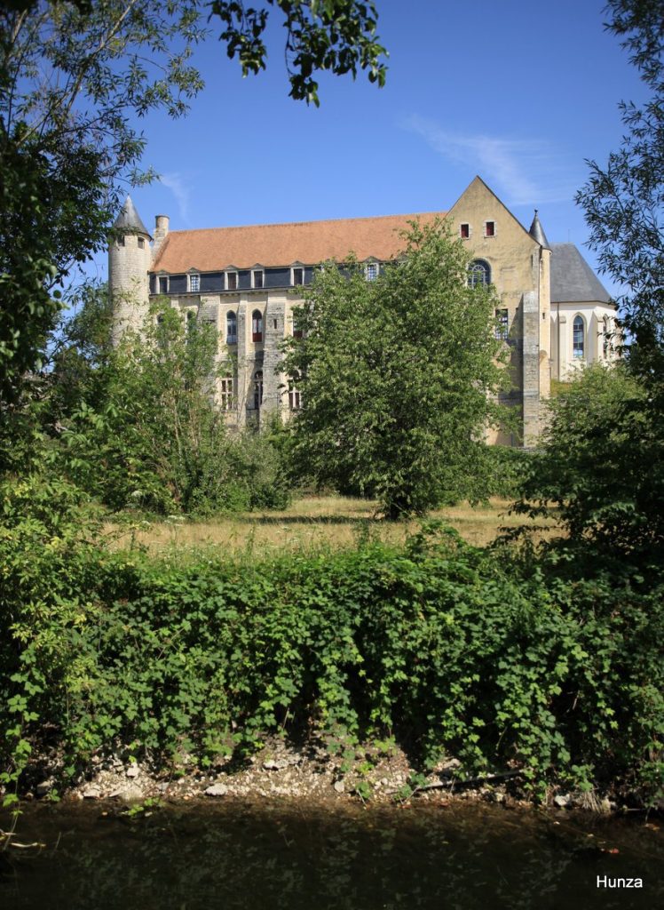 Ancienne abbaye Saint-Séverin vue depuis les berges du Fusain à Château-Landon