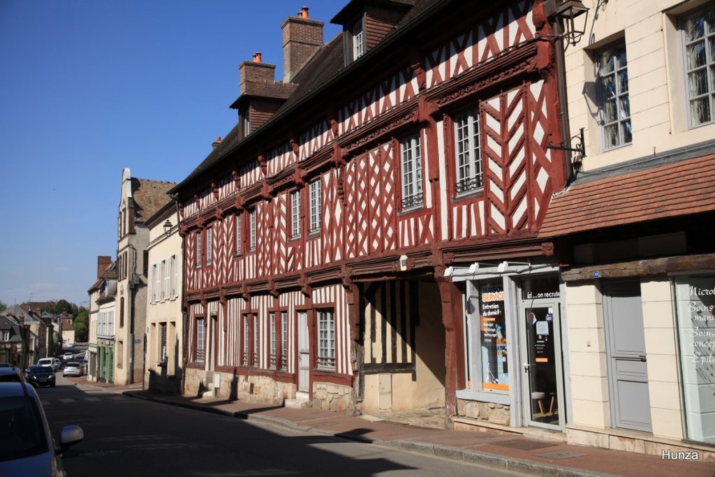 Ancienne Auberge de l'Écu de France à Houdan, remarquable maison à colombages