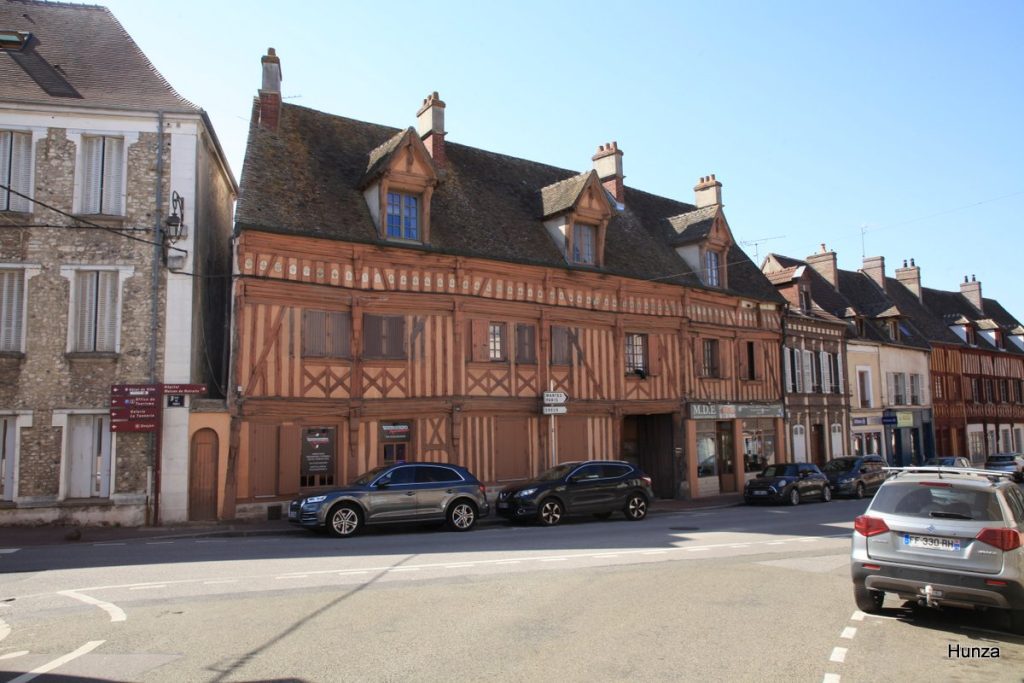 Ancienne Auberge de la Fleur de Lys à colombages dans le centre