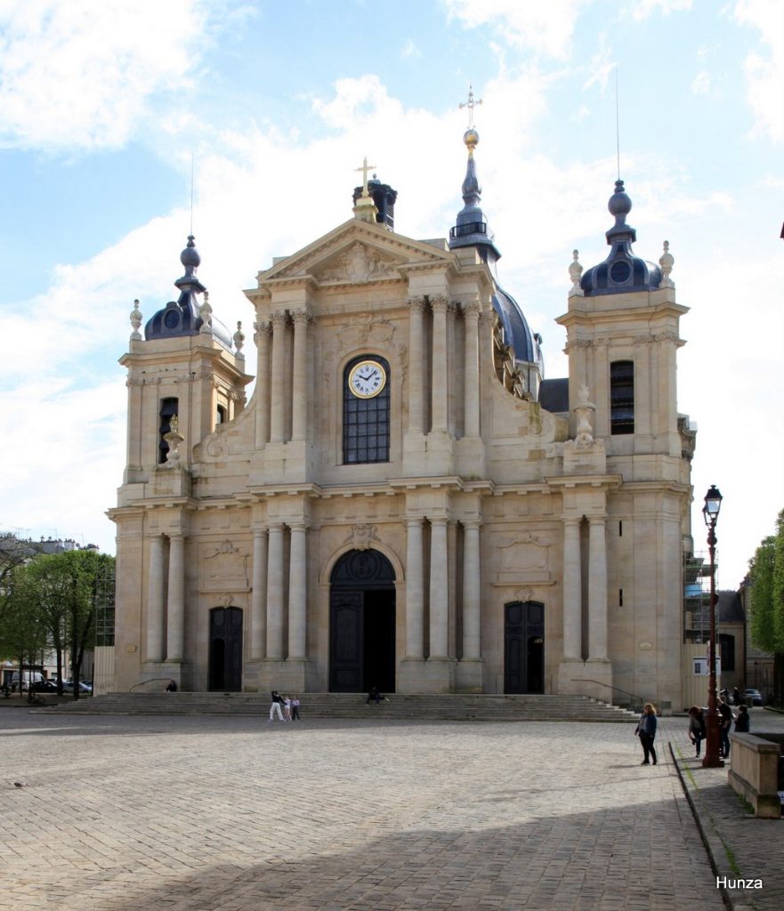 Façade de la cathédrale Saint-Louis à Versailles