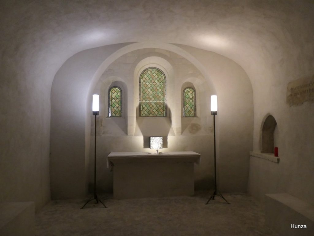Chapelle axiale de la rotonde Saint-Bénigne à Dijon avec son autel et ses trois baies romanes