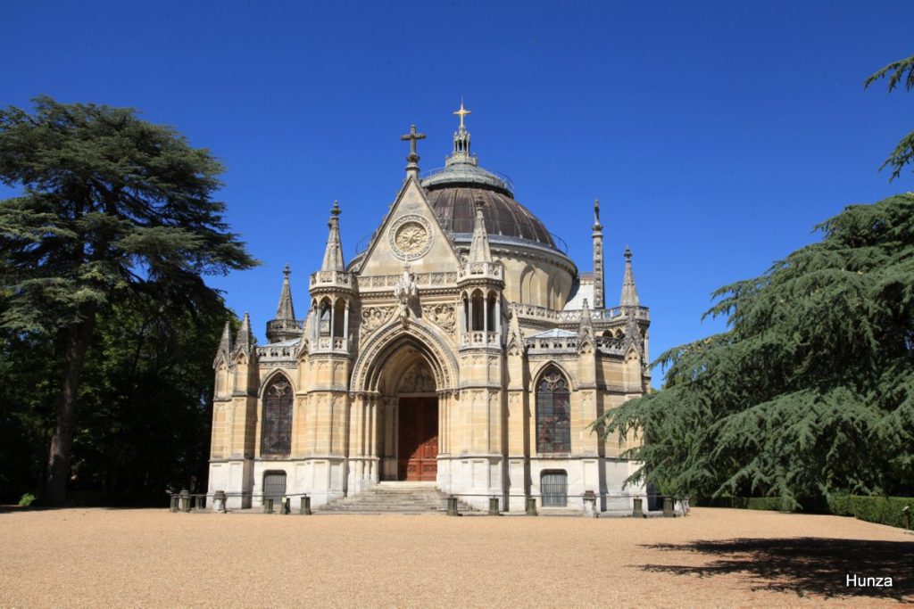 Vue de la façade de la chapelle royale Saint-Louis de Dreux
